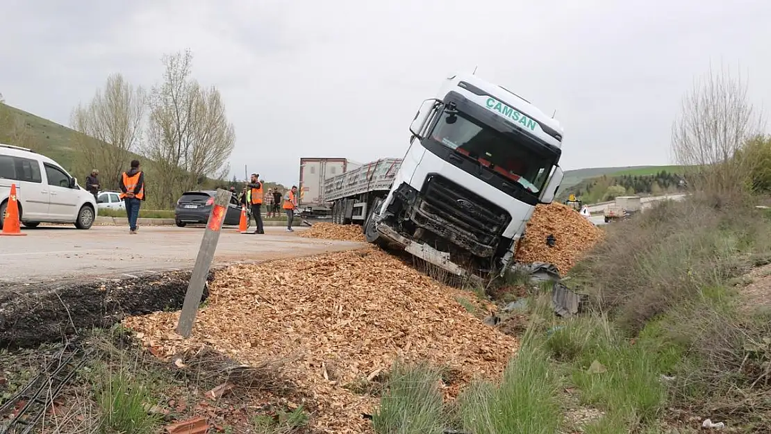 Tır devrildi, Afyon-Kütahya yolu 2 saat kapandı