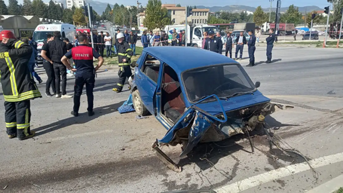 Tır otomobili biçti: 1 ölü 1 yaralı