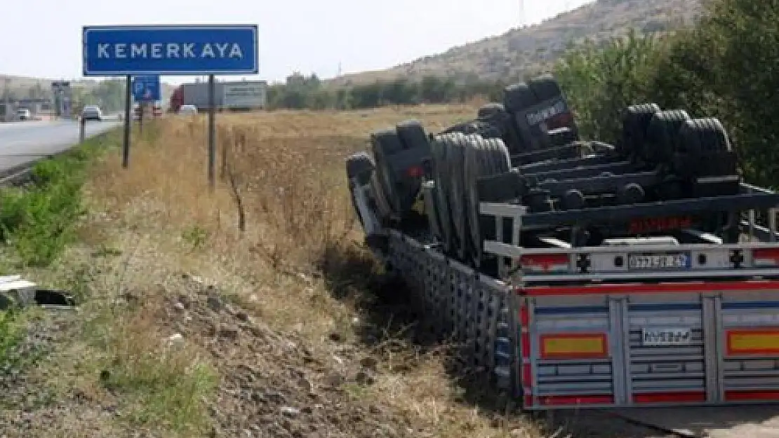 TIR tarlaya uçtu: 1 yaralı