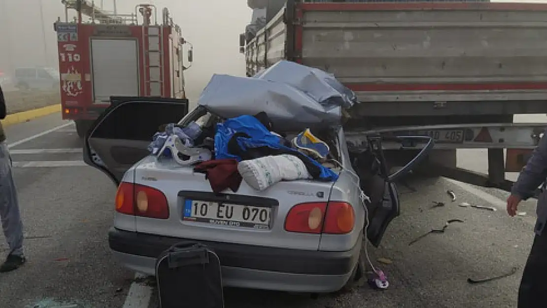 Tıra arkadan çarpan  otomobildeki 3 kişi yaralandı