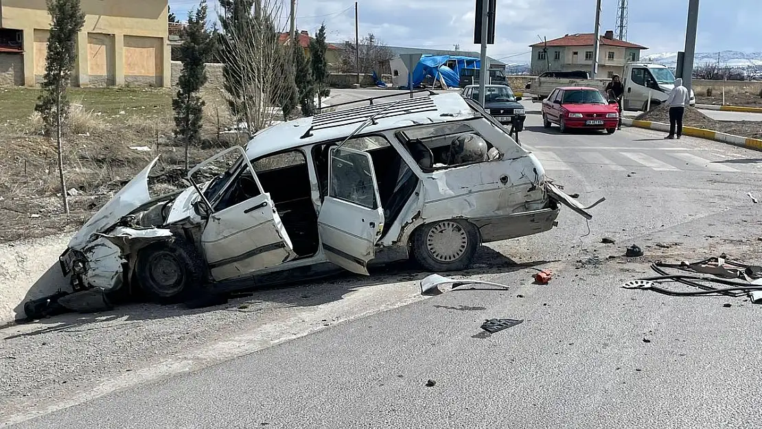 Tırla otomobilin çarpıştığı kazada biri çocuk 4 kişi yaralandı