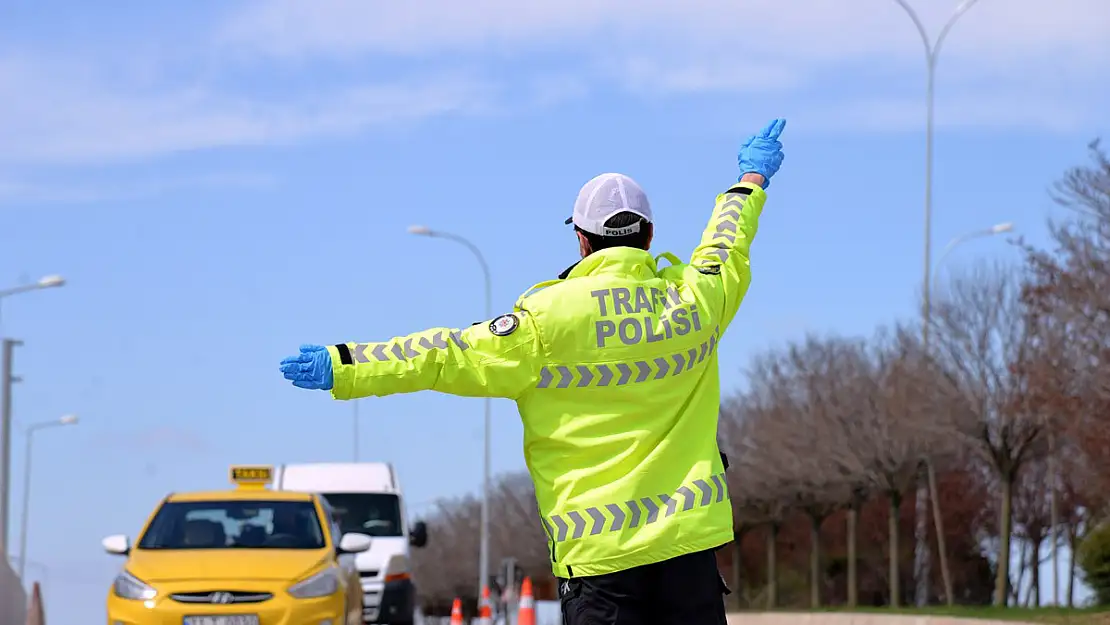 Trafik Güvenliği İçin Sürücüleri Uyarıyorlar