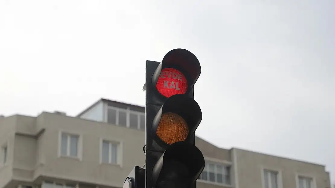 Trafik ışıklarıyla “Evde Kal” çağrısı yapıldı