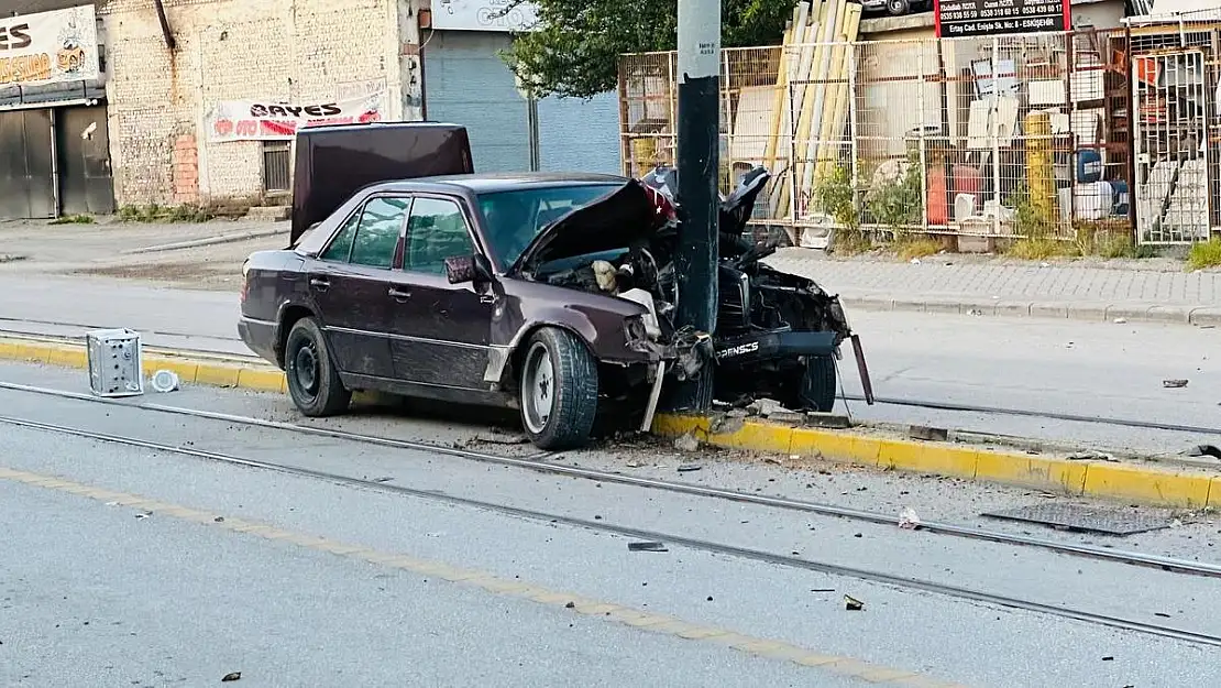 Tramvay yolundaki direğe çarpan araçtaki 2 kişi yaralandı