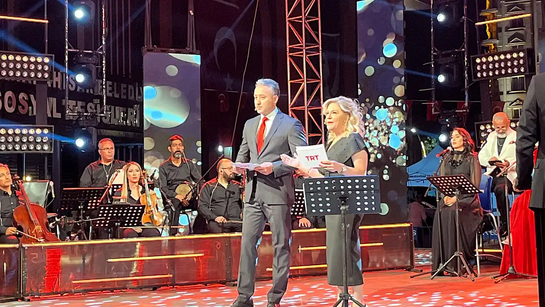 TRT Sanatçıları Zafer Meydanı'nda Şehir Konserleri Düzenledi