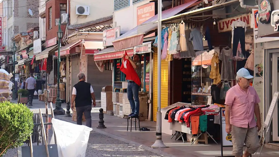 Tüm dükkanlara Türk bayrağı asıldı