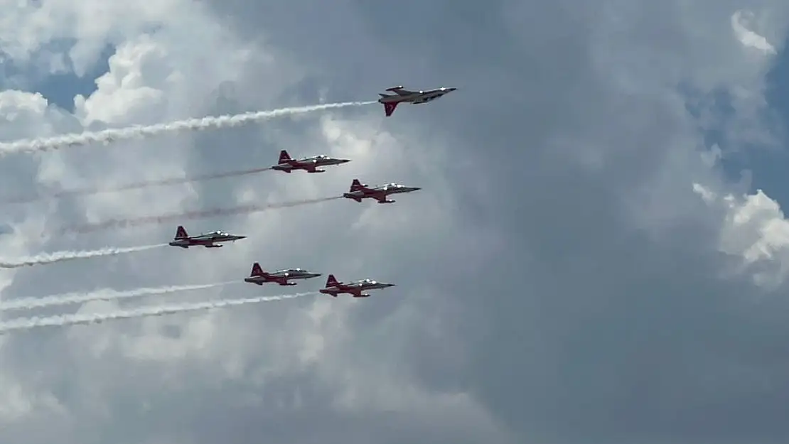 Türk Yıldızları gösterileriyle nefesleri kesti