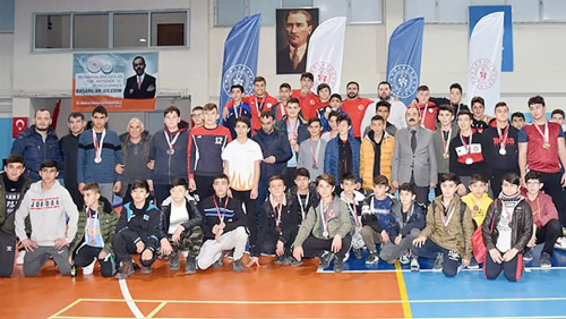 U-15, Küçükler ve Yıldızlar minderde yarıştı