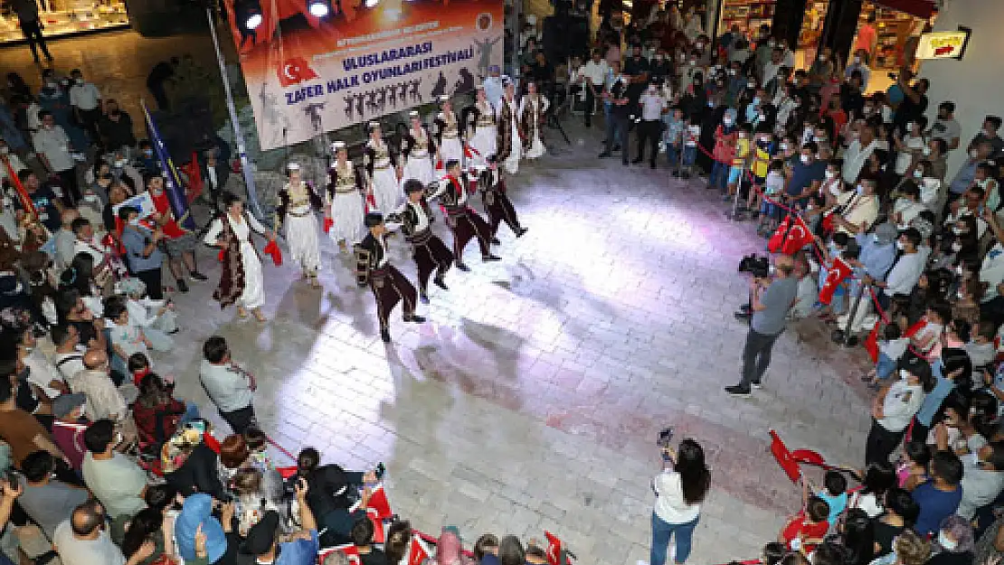 Uluslararası Halk Oyunları Festivali izleyenlerden tam not aldı