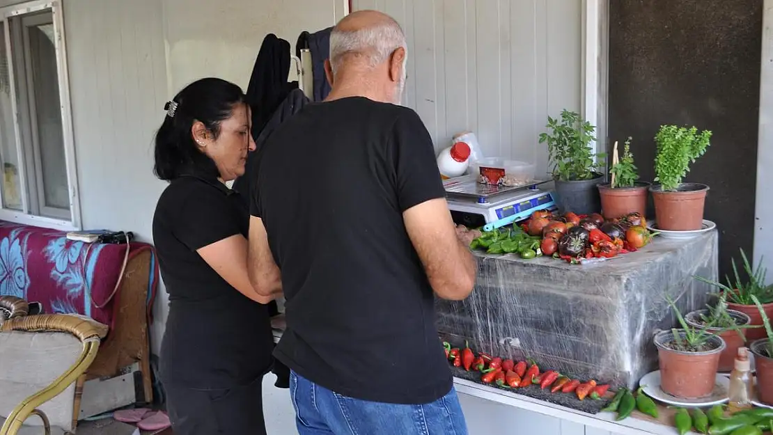 Ürettikleri meyve ve sebzeleri satmak yerine takas yapıyorlar