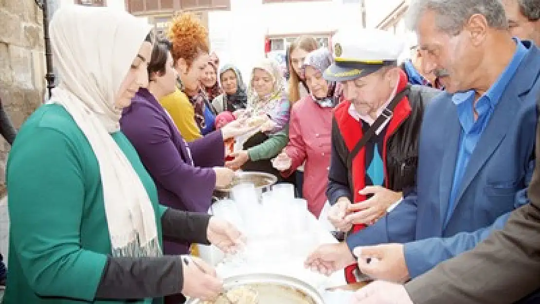 USMEV 2 bin kişiye aşure dağıttı