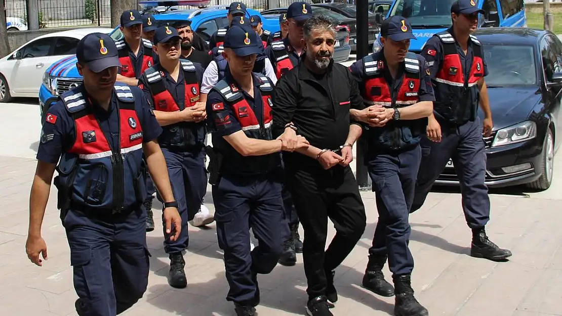 Uyuşturucu operasyonunda yakalanan kişi, adliye girişinde kameralara gülümsedi