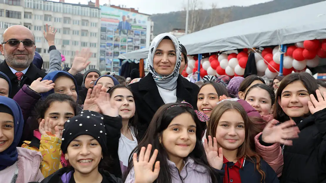 Vali Yiğitbaşı, Hayır Çarşısını Ziyaret Etti