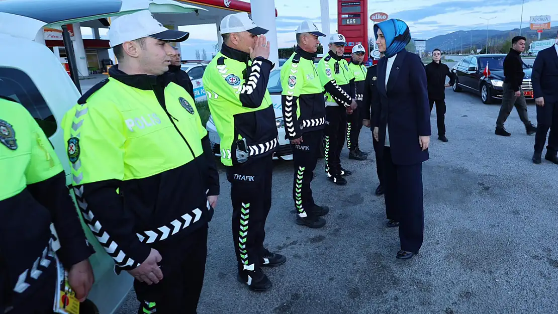 Vali Yiğitbaşı, Trafik Ekipleriyle Birlikte Kumanya Dağıttı