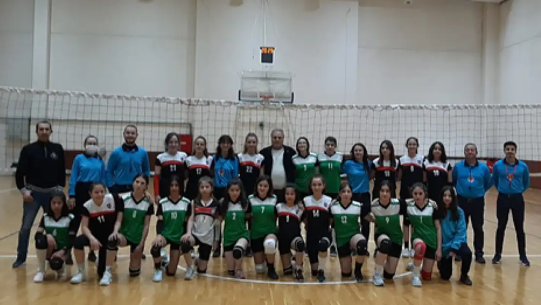 Voleybolda yıldızlar ve küçüklerin maçları başladı