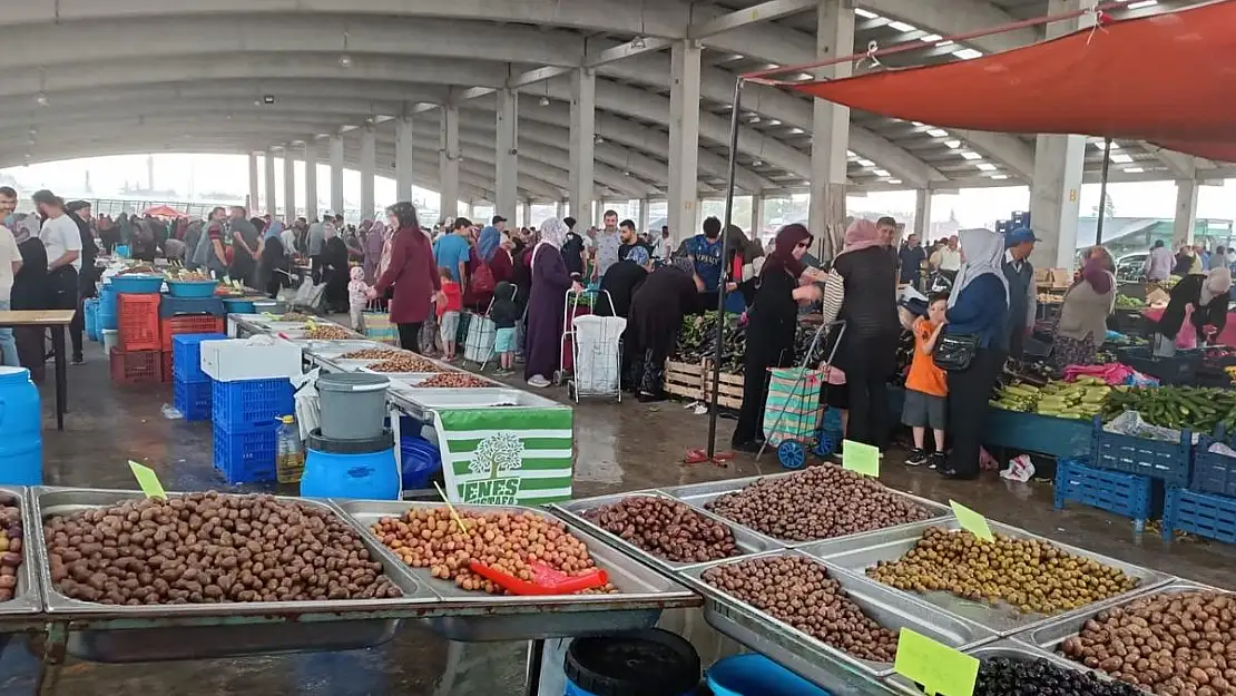 Yağışa Hazırlıksız Yakalanan Pazarcı Esnafı Zor Anlar Yaşadı