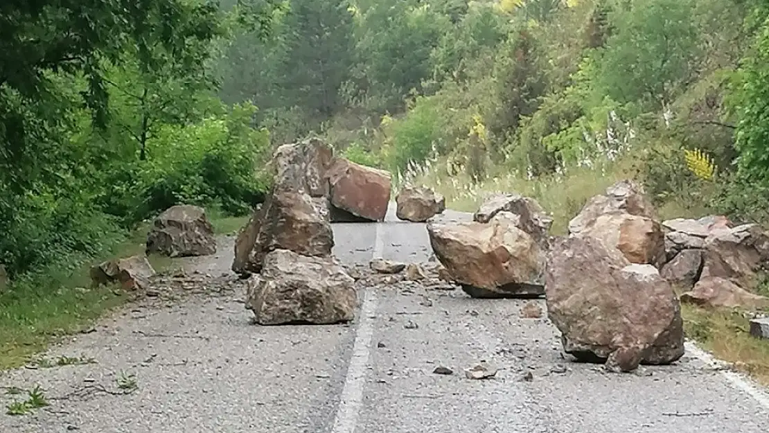 Yağmur sonrası düşen dev kaya parçaları yolu kapattı