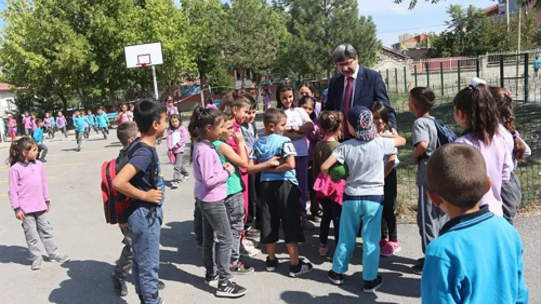 Yalçın, okul ziyaretlerine ara vermiyor