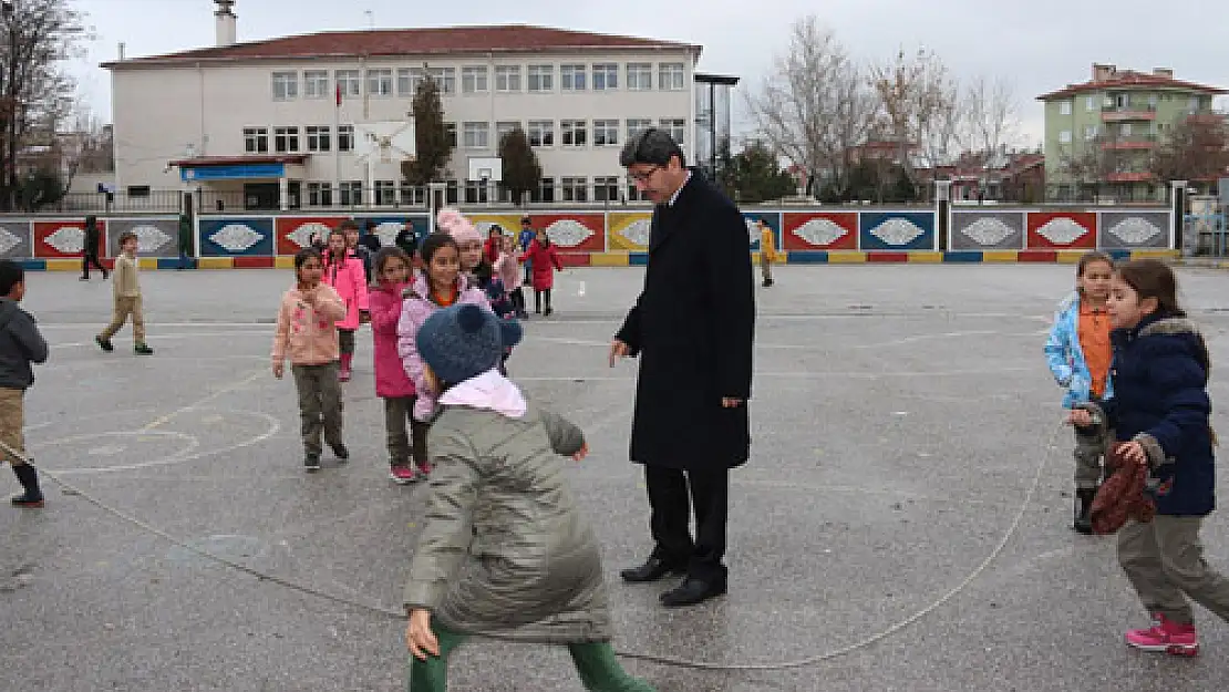 Yalçın okul ziyaretlerini sürdürüyor