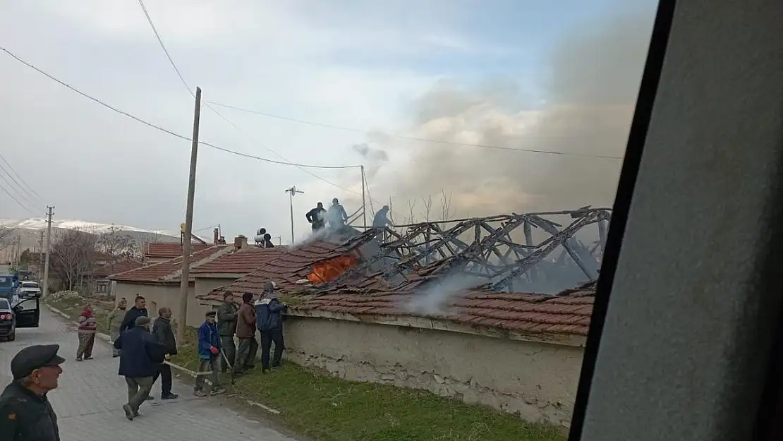 Yangında 300'e yakın saman balyası yandı