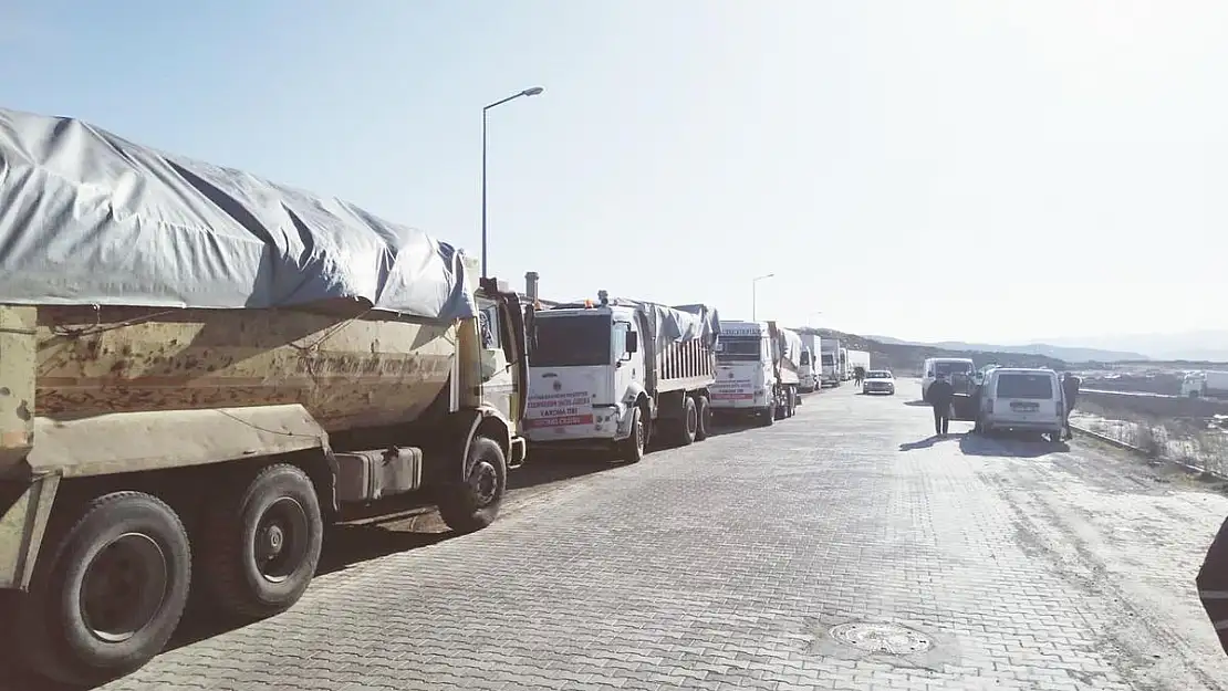 Yardım tırları deprem bölgesine ulaştı