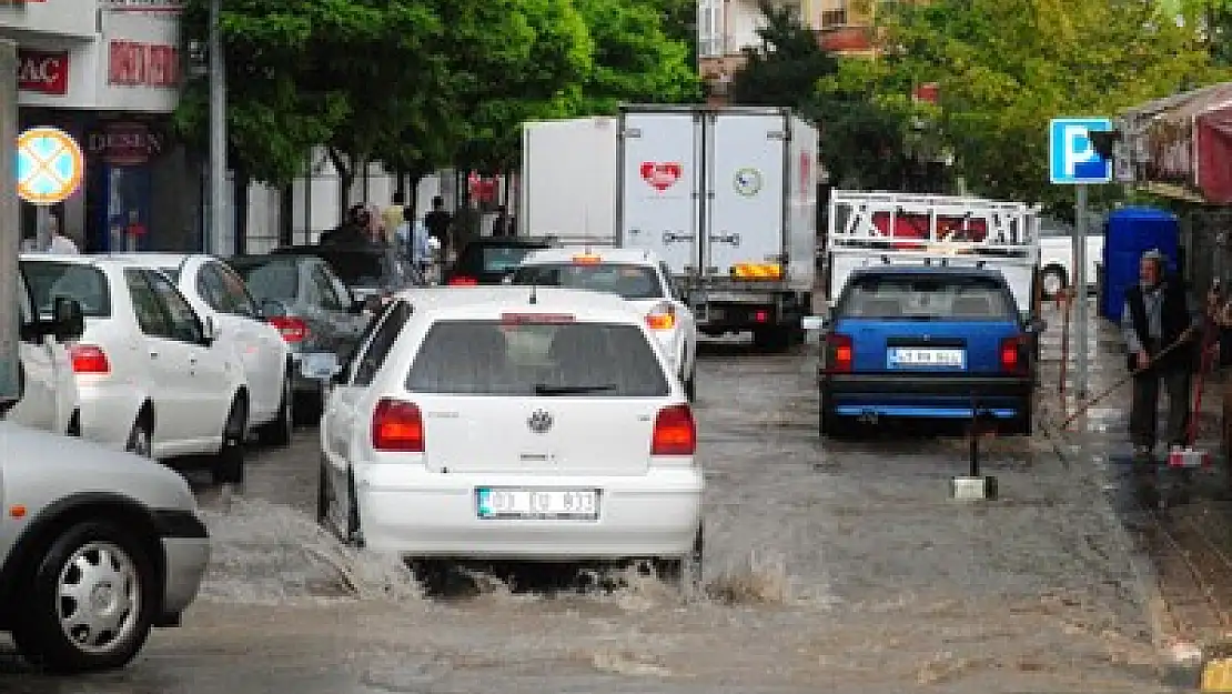 Yarım saatlik yağış taşkınlara yol açtı