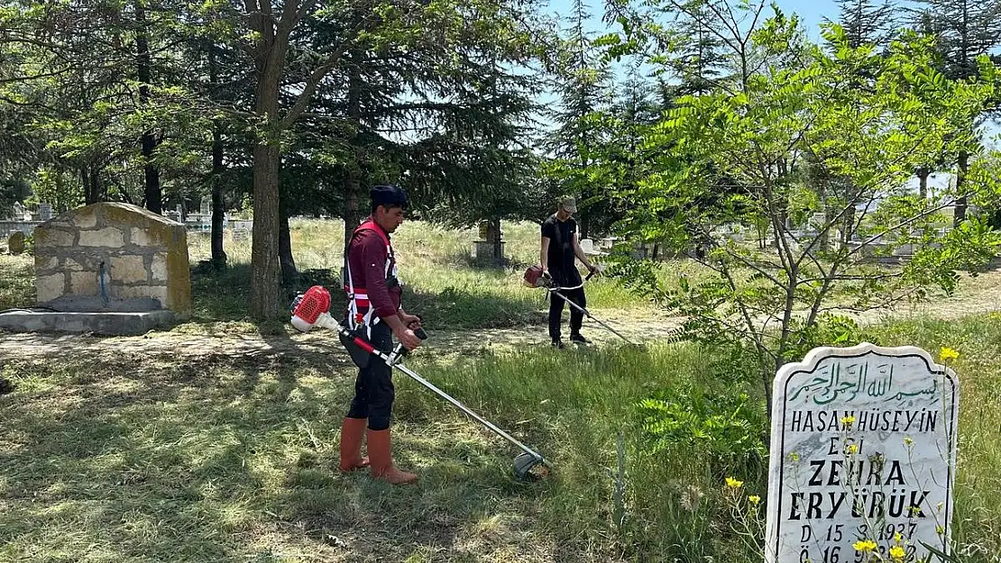 Yarımca Köyü Mezarlığında Kapsamlı Bir Temizlik Çalışması Yapıldı