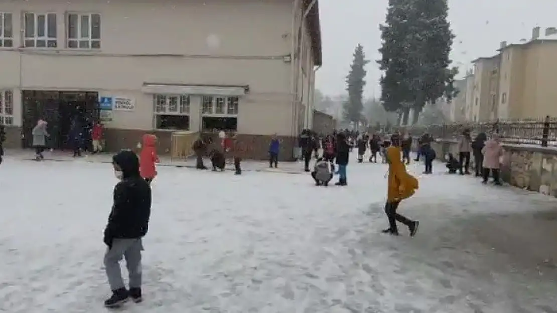 Yaşlılar vatandaşlar kar yağışında çocuklar gibi eğlendi