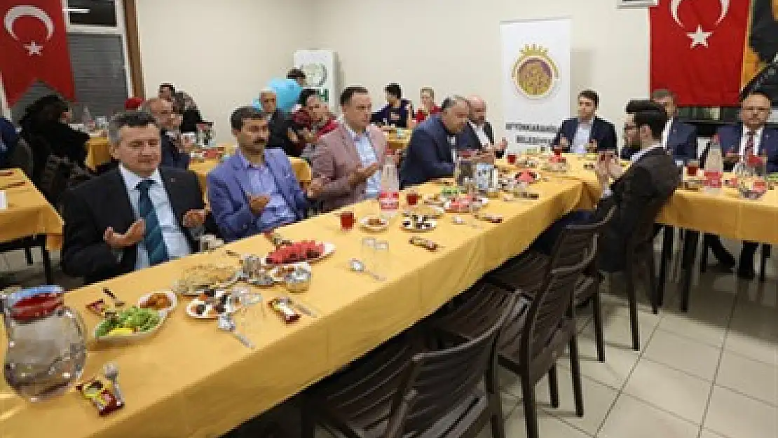 Yetim çocuklar iftarda Belediye ve İHH'nin konuğu