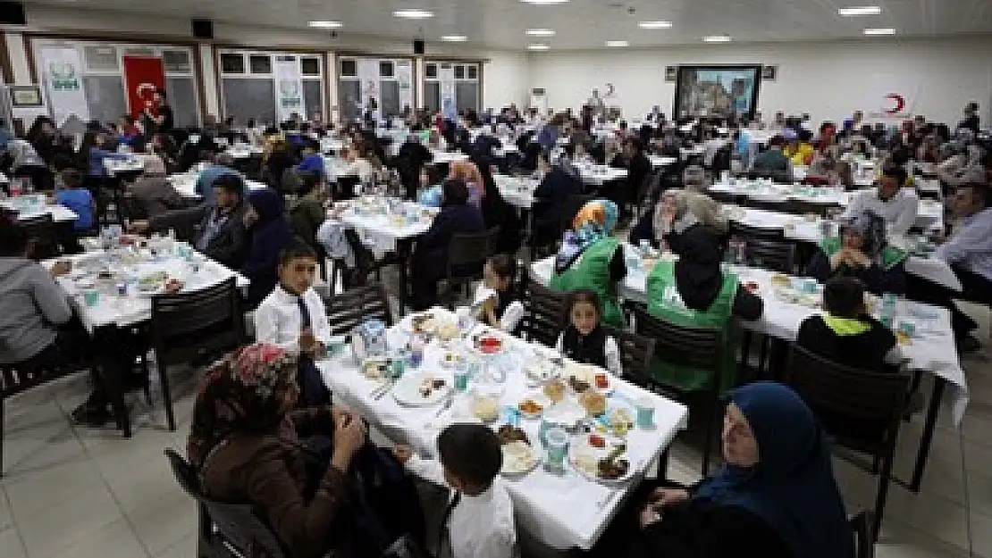 Yetim çocuklar kardeşlik iftarında buluştu