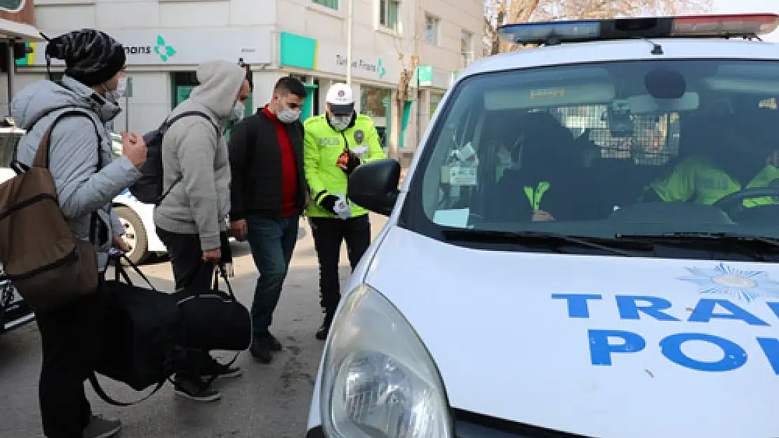 Yol bilmeyen askerlere polis yardım etti