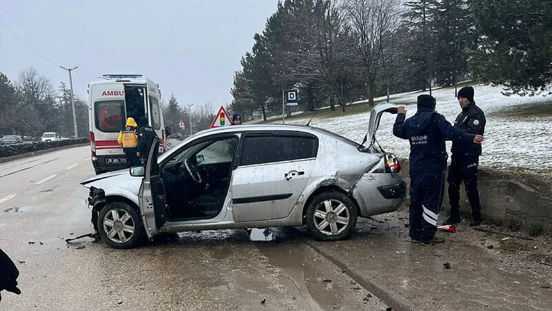 Yol Bozukluğundan Dolayı Kontrolden Çıkan Otomobilin Sürücüsü Yaralandı