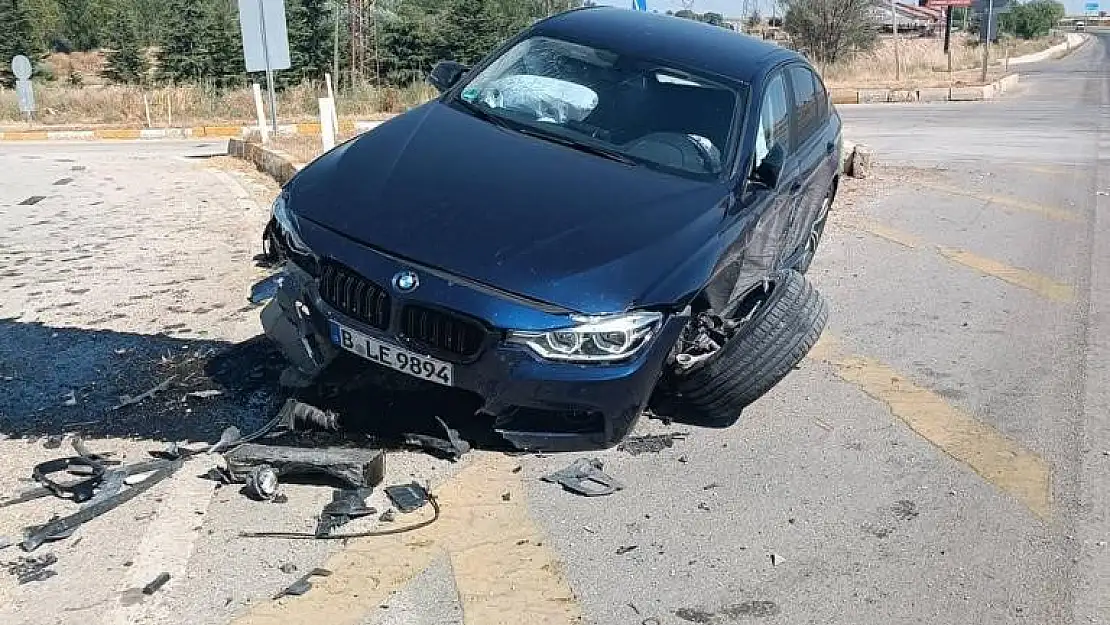 Yol ortasındaki refüj çarpan otomobilde Sırbistan uyruklu biri bebek 2 kişi yaralandı