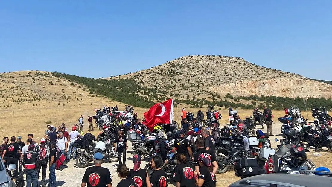 Yüzlerce motosiklet tutkunu şehitliklerde dua okudu