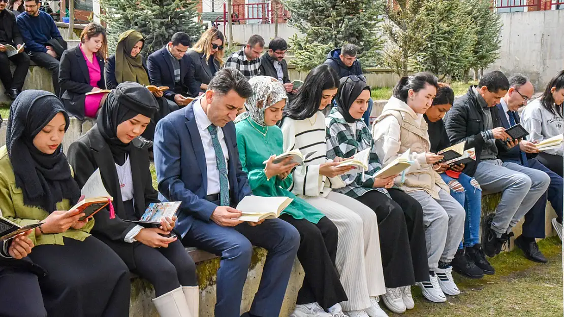 Kampüste Kitap Okuma Etkinliğine Öğrencilerden Yoğun Katılım