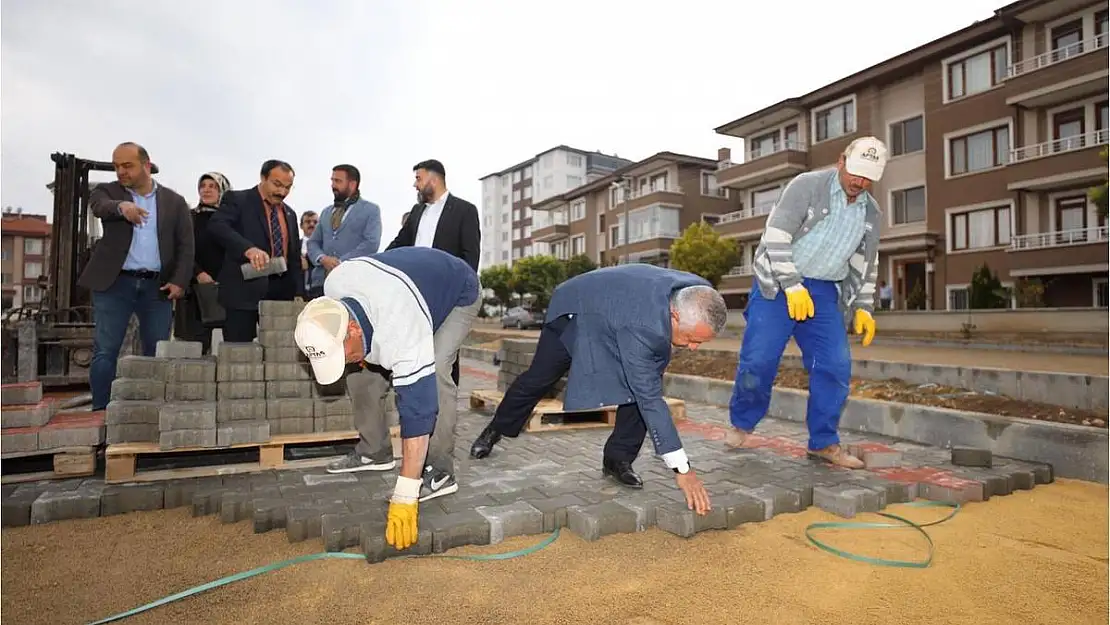 Zeybek, işçilerle birlikte parke taşı döşedi