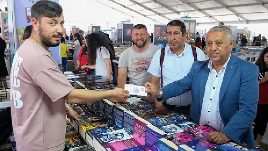 Zeybek yağış mağduru kitap stantlarına destek oldu