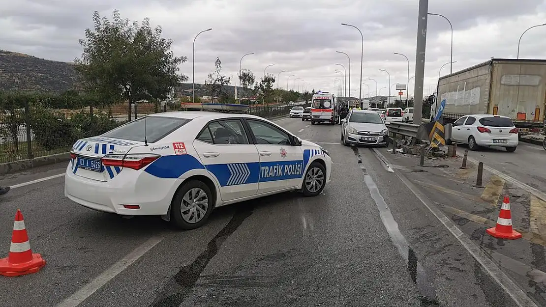 Zincirleme kaza nedeniyle karayolu bir süre trafiğe kapandı