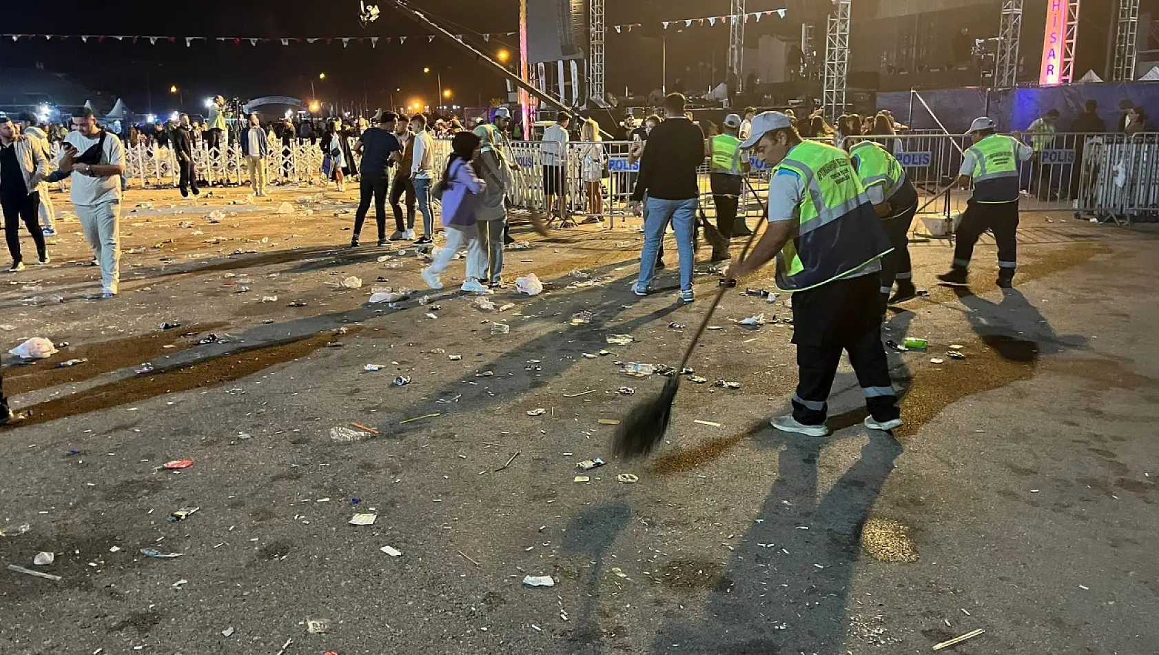 Çoşkulu Konserden Geriye Bu Manzara Kaldı