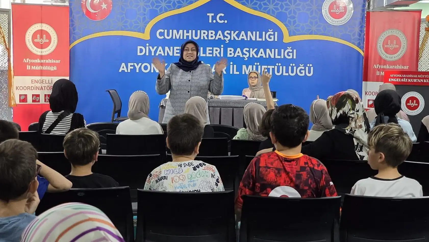 Engelsiz Kur'an Kursu'nda Braille Alfabeli Kur’an Hediye Edildi