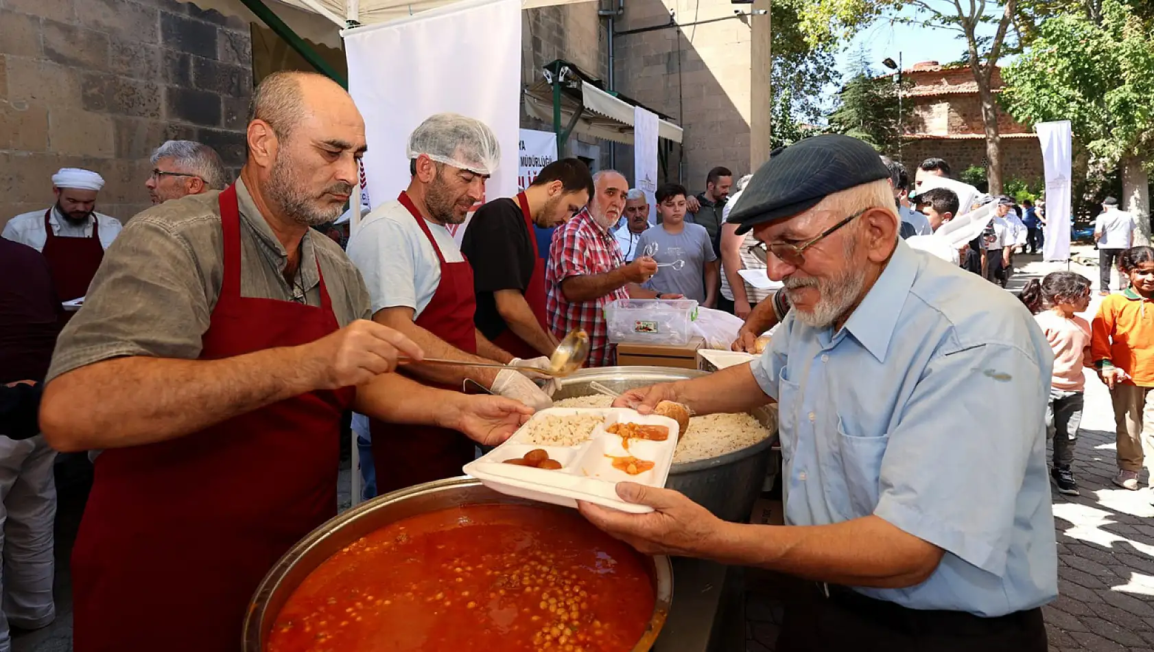 İmaret Geleneği Bu Cuma Da Sürdü