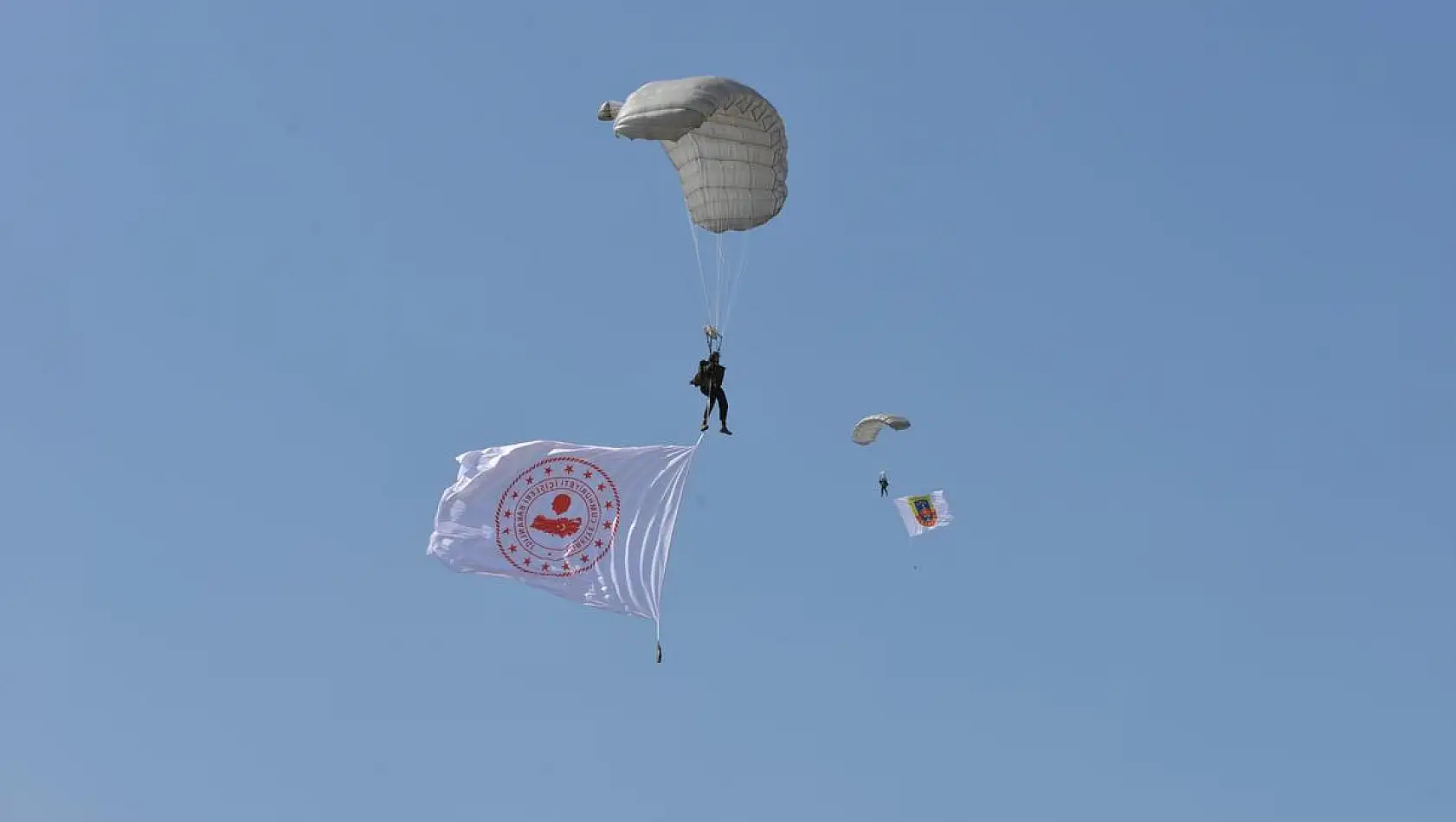 Jandarma ve TSK'dan nefes kesen paraşüt gösterisi