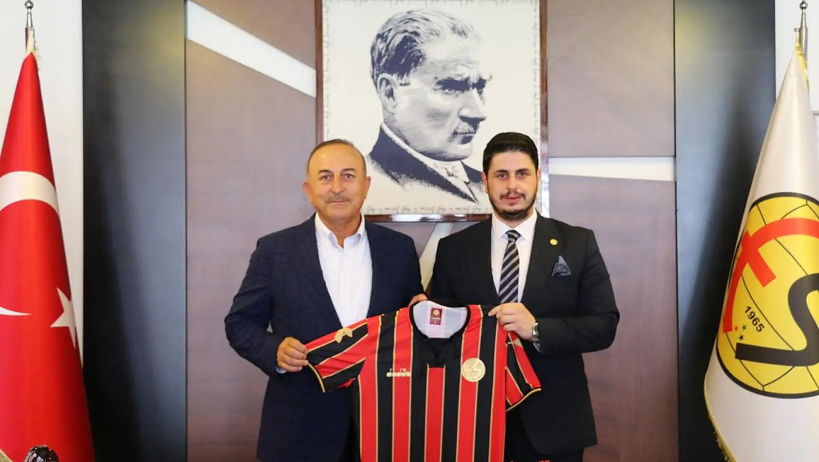 Mevlüt Çavuşoğlu'ndan, Eskişehirspor'a ziyaret