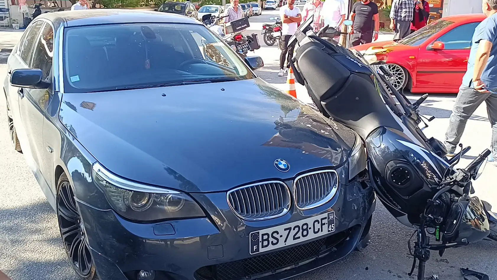 Motosiklet Otomobilin Üzerine Çıktı, Sürücü Ağır Yaralandı