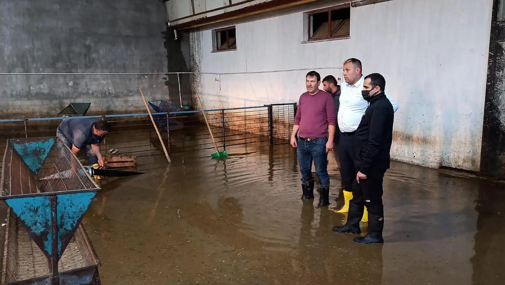 Sağanağın zarar verdiği bölgelerde temizlik çalışmaları sürüyor