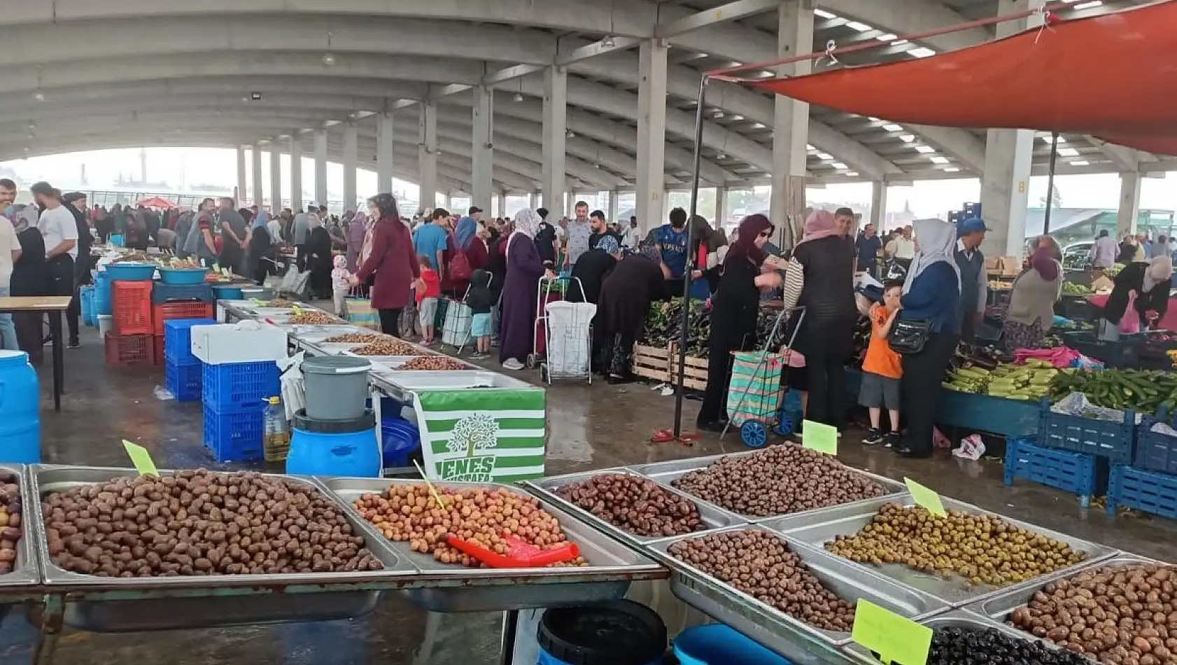 Yağışa Hazırlıksız Yakalanan Pazarcı Esnafı Zor Anlar Yaşadı