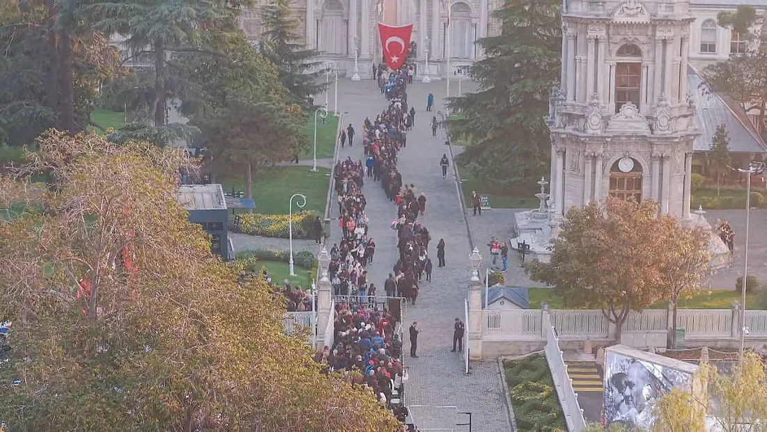 Dolmabahçe’de Atatürk İzdihamı