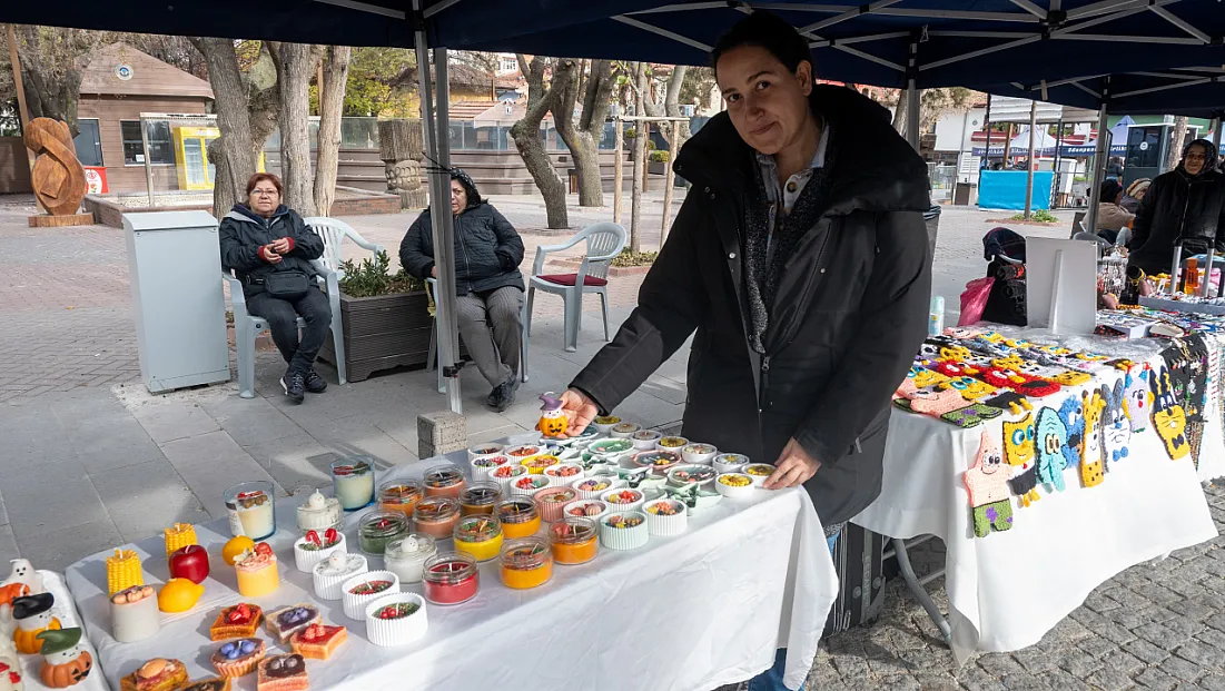 Evinde Ürettiği Estetik Mumları Stantta Vatandaşlarla Buluşturuyor