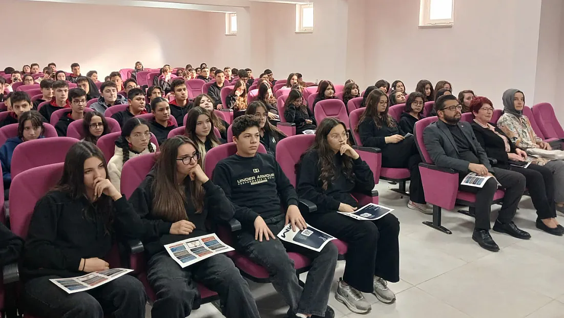 Gençler, 'Dijital Okuryazarlık Ve Dezenformasyonla Mücadele' Konularında Bilinçleniyor