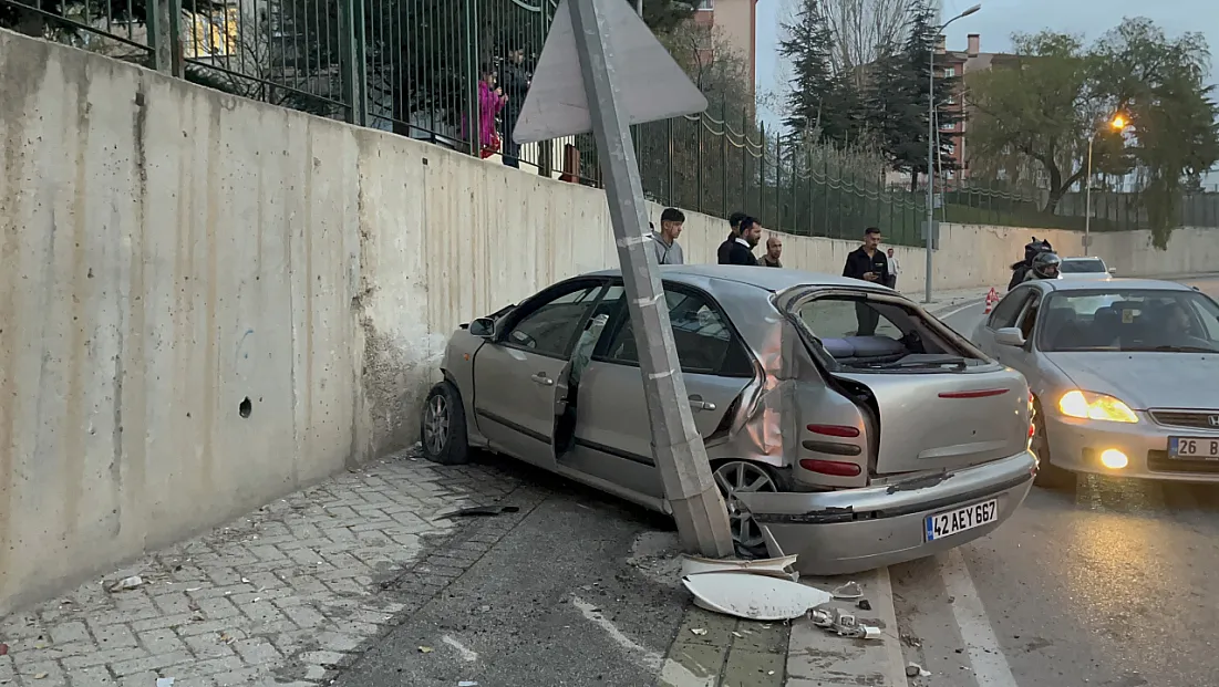 Kontrolden Çıkan Araç Aydınlatma Direğine Çarpıp Hurdaya Döndü